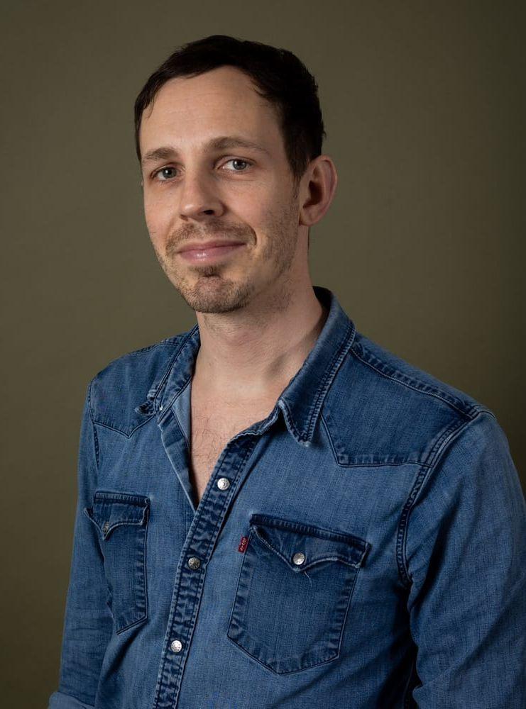 Jonas Strandberg växte upp i Horred men bor numera i Stockholm och jobbar på magasinet Café. Har en bakgrund som komiker och filmskapare.