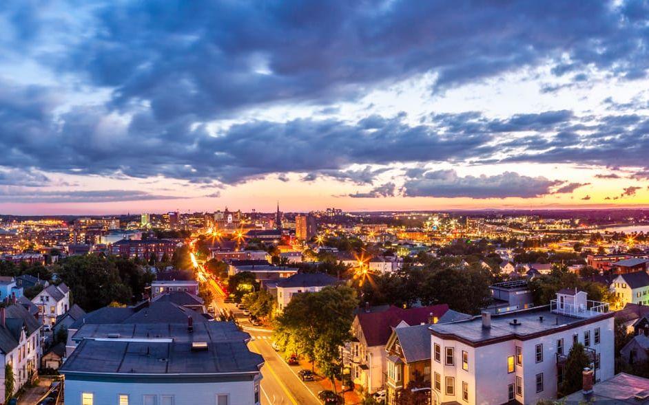 Stephen King är uppvuxen i Maine, beläget i nordöstra hörnet av USA, borträknat Alaska. Största staden är Portland.
