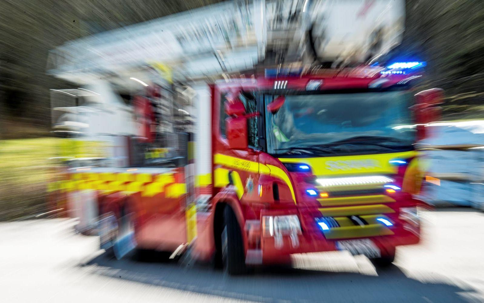 En mopedist körde omkull på vägen mellan Hyssna och Rydal i samband med ett mopperace. Räddningstjänst, ambulans och polis ryckte ut. Bilden är en genrebild.