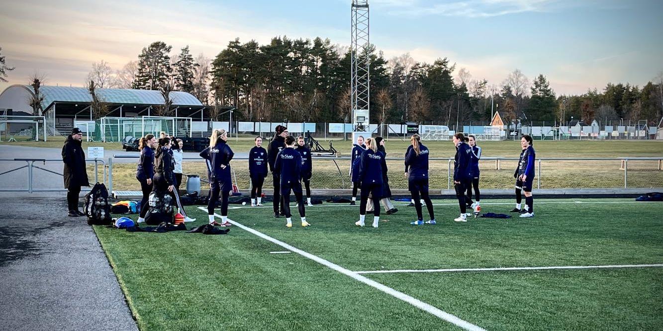IFK Örby tränar på Örby IP. 