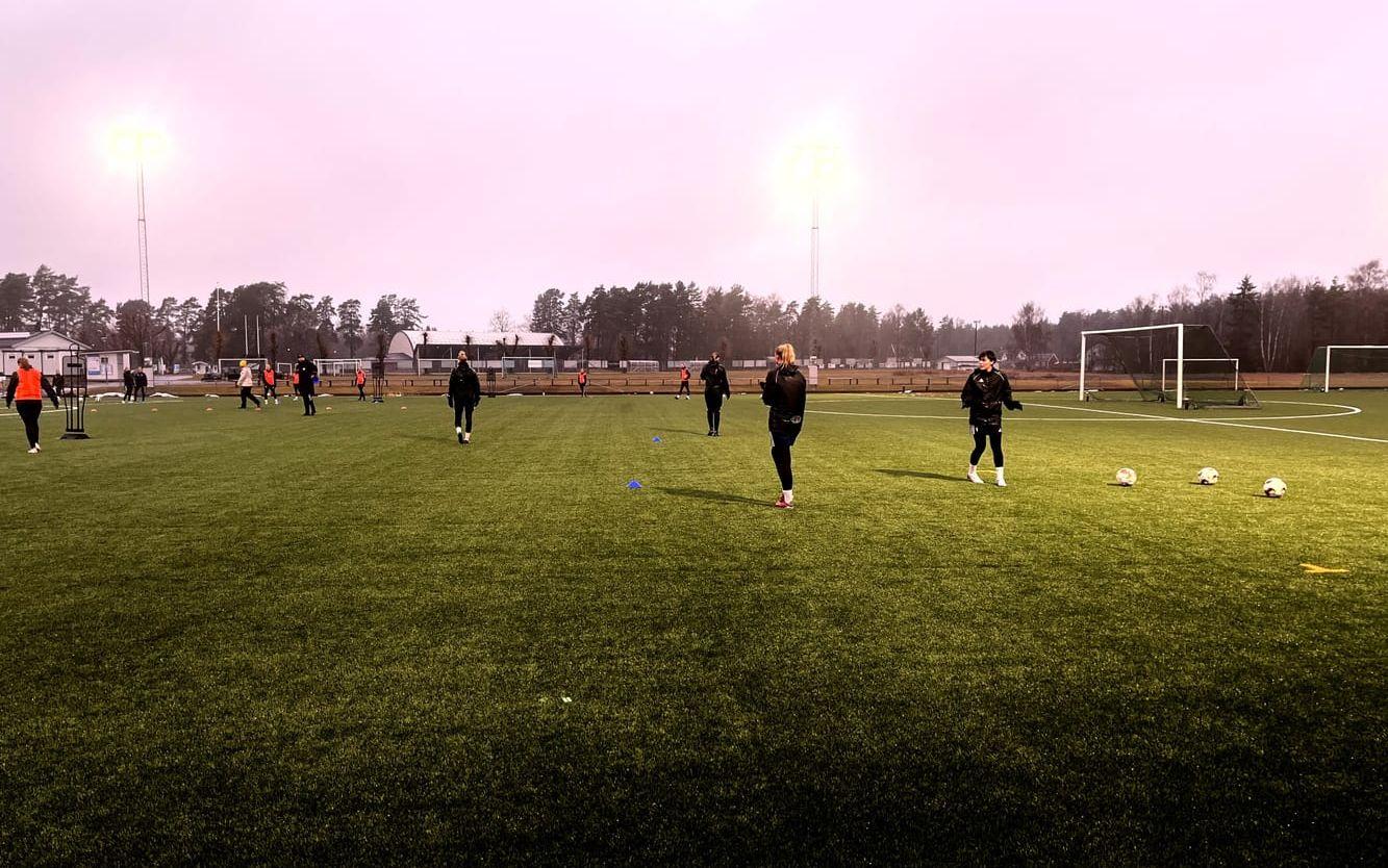IFK Örbys damlag tränar på Örby IP inför matchen mot Råda BK. 