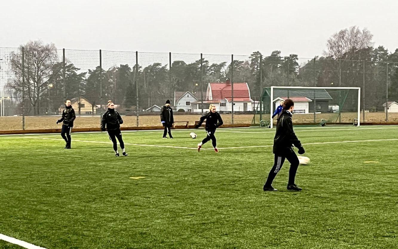 IFK Örbys damlag tränar på Örby IP inför matchen mot Råda BK. 