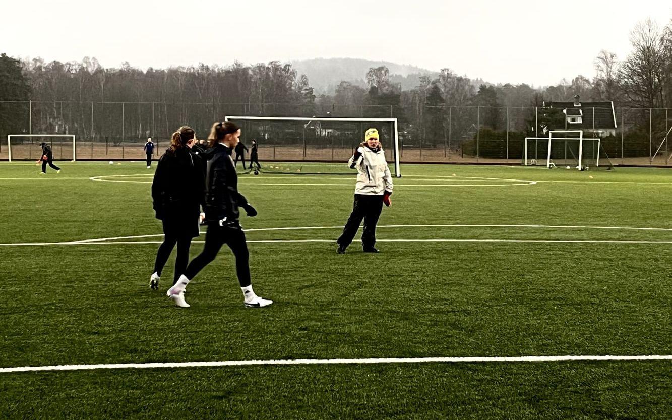IFK Örbys tränare Katarina ”Cancan” Olsson instruerar spelarna. 