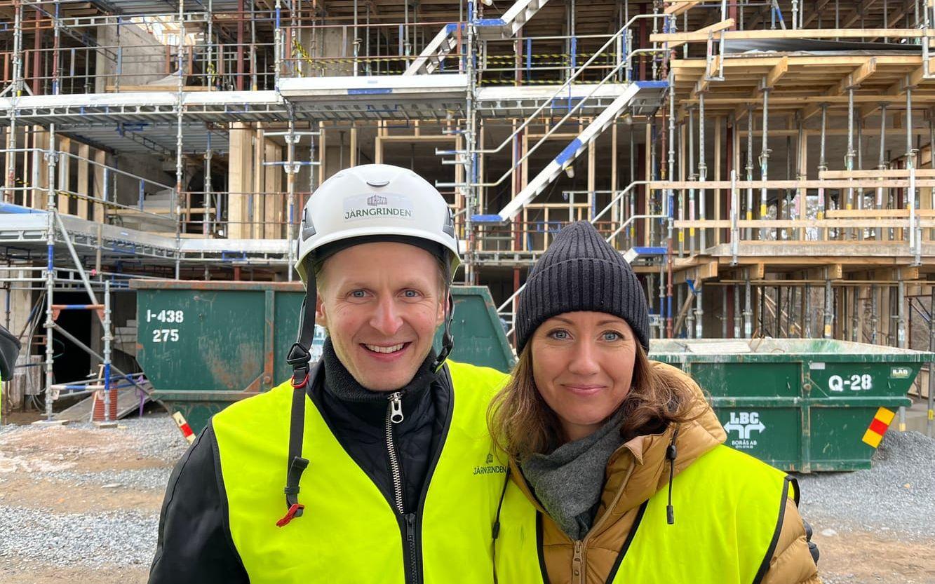 Projektchef Daniel Lövgren och marknadschef Petra Hedblom från Järngrinden som är byggherrar. 