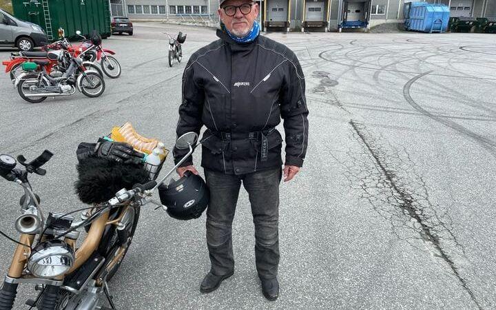 Tony Johansson med sin moped.