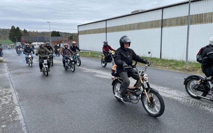 Stort intresse. Trots dåliga väderförhållanden kom 220 mopedister till start.