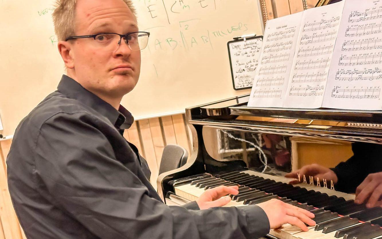 Viktor Johnsson kompar på piano.