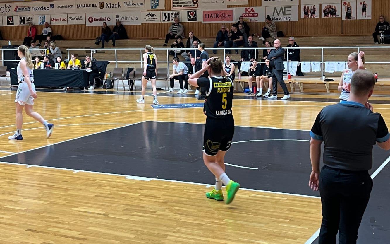 Lagkaptenen Jonna Almqvist deppar efter förlusten mot Luleå basket.