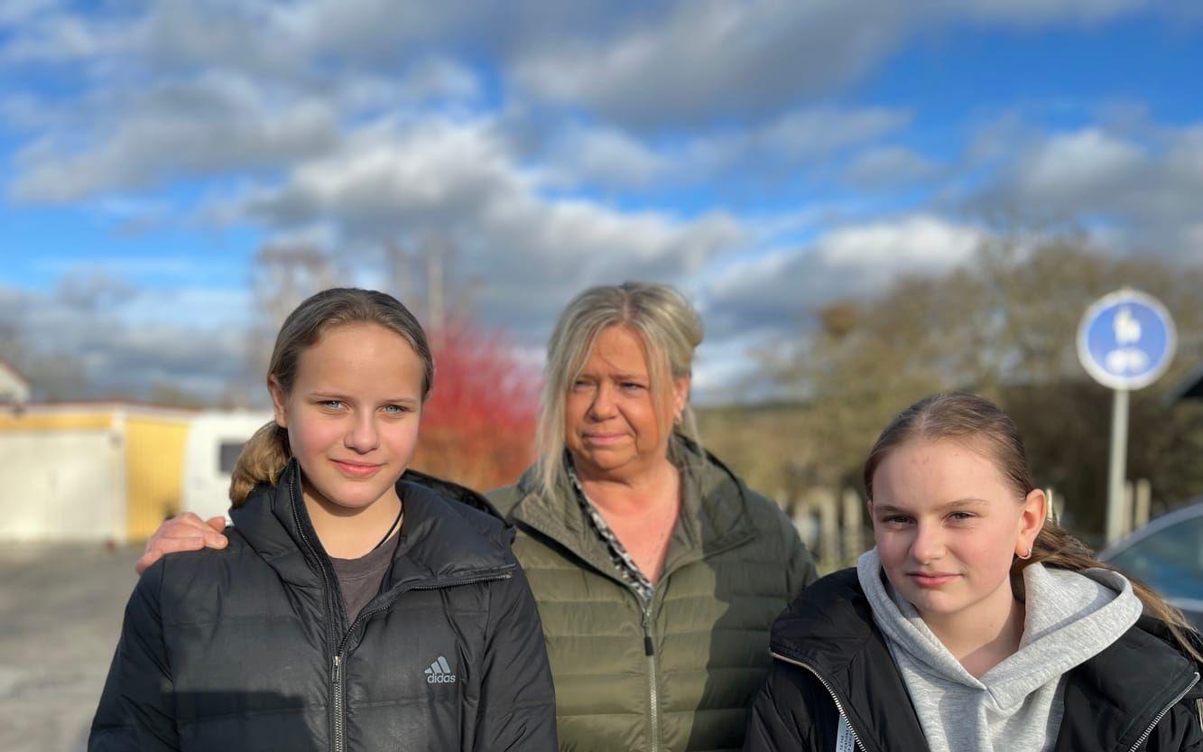 Angelika Jerkvall, Camilla Larsson och Ella Larsson är besvikna på att kommunen kan ordna skolskjuts.