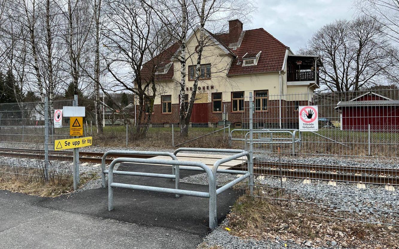 Järnvägsövergången vid stationen i Berghem är obevakad men måste passeras för att nå cykelbanan mot Skene. 