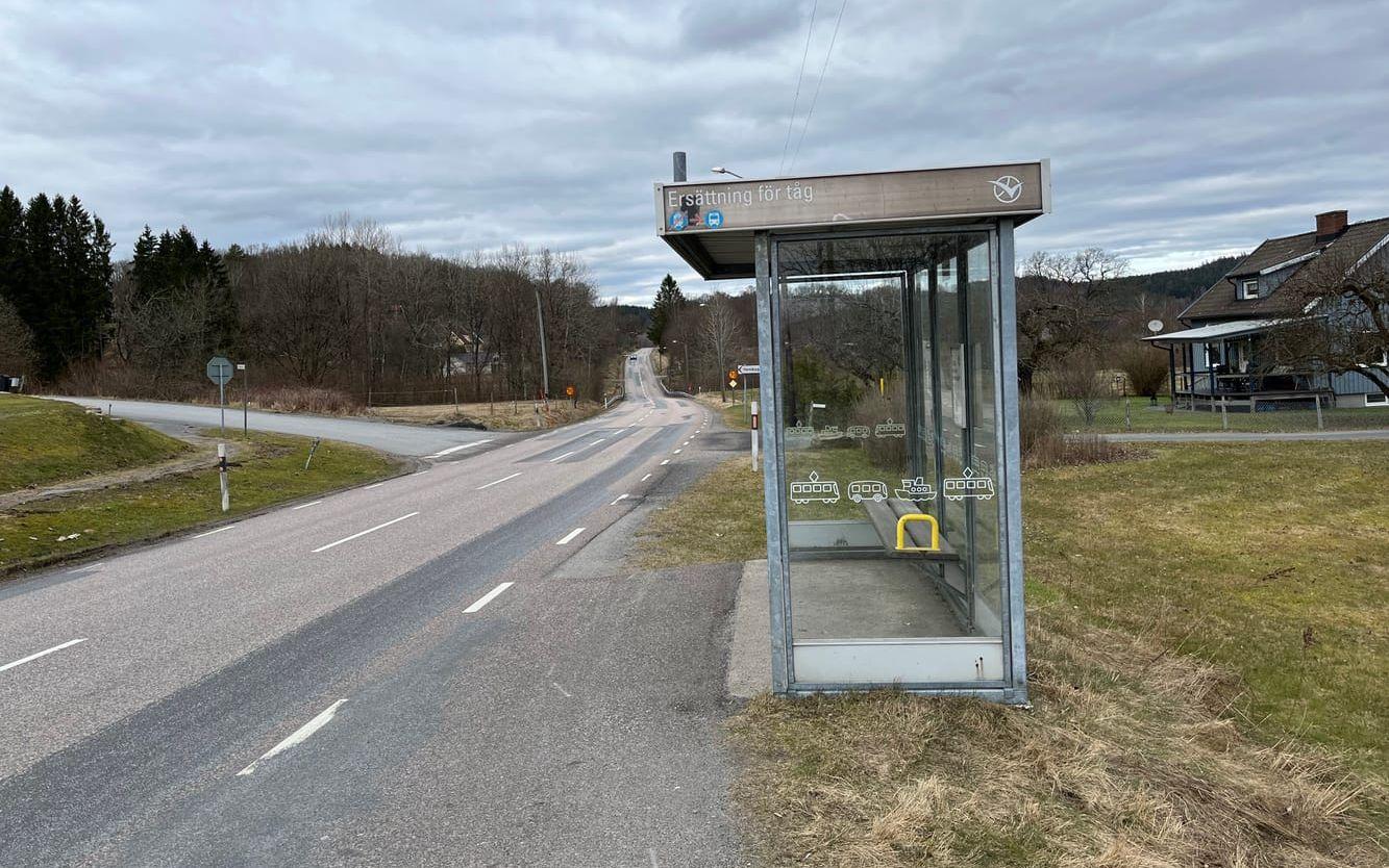 Busshållplatsen i Berghem. Men för att ta bussen måste Angelika Jerkvall och Ella Larsson skaffa ett busskort för 4662 kronor per år. 
