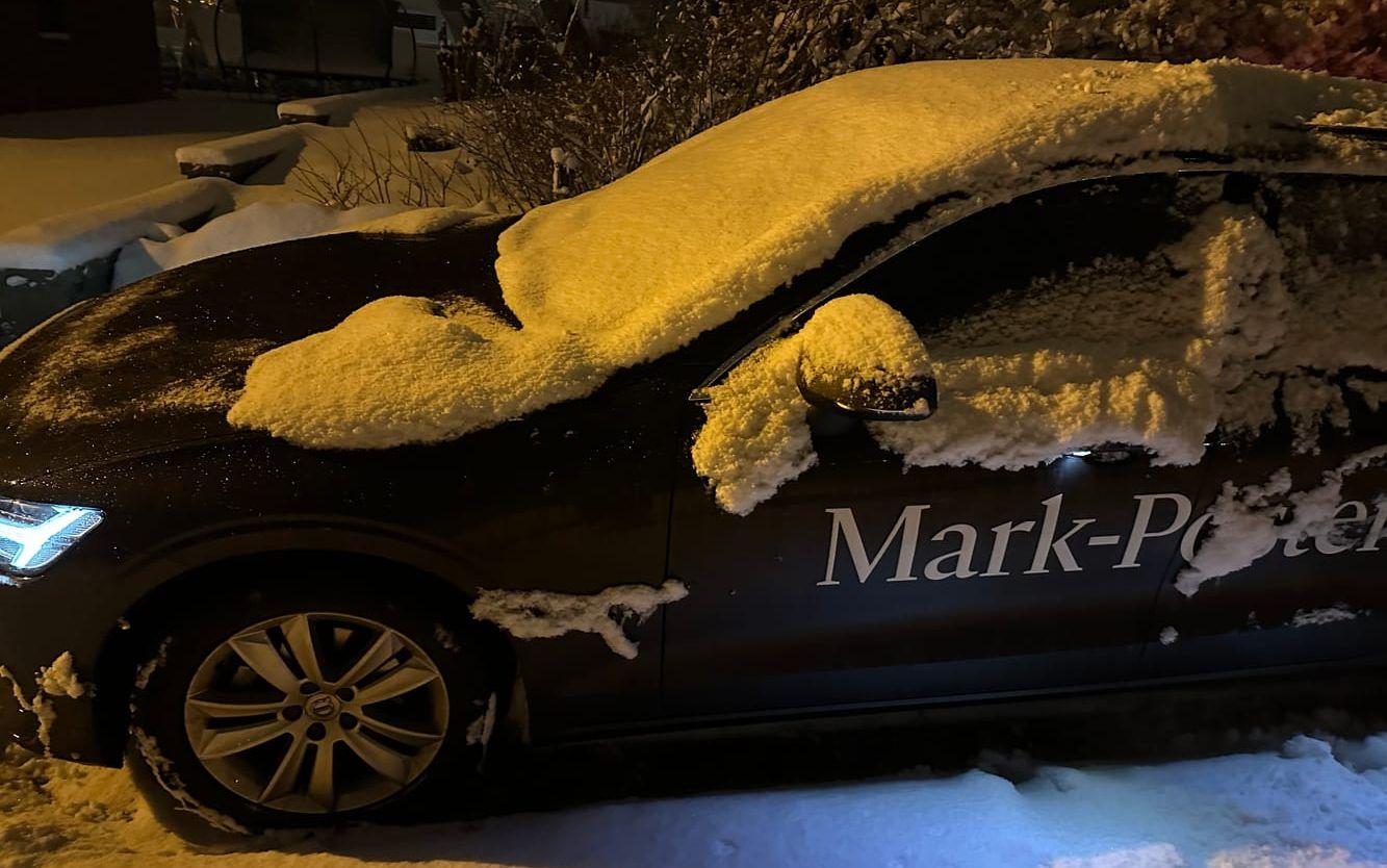 Redaktionens egna bil var täckt med snö. 