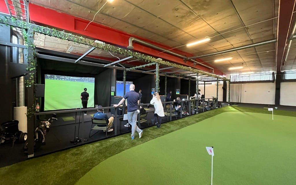 Teebox Indoor Golf Center i Kinna.