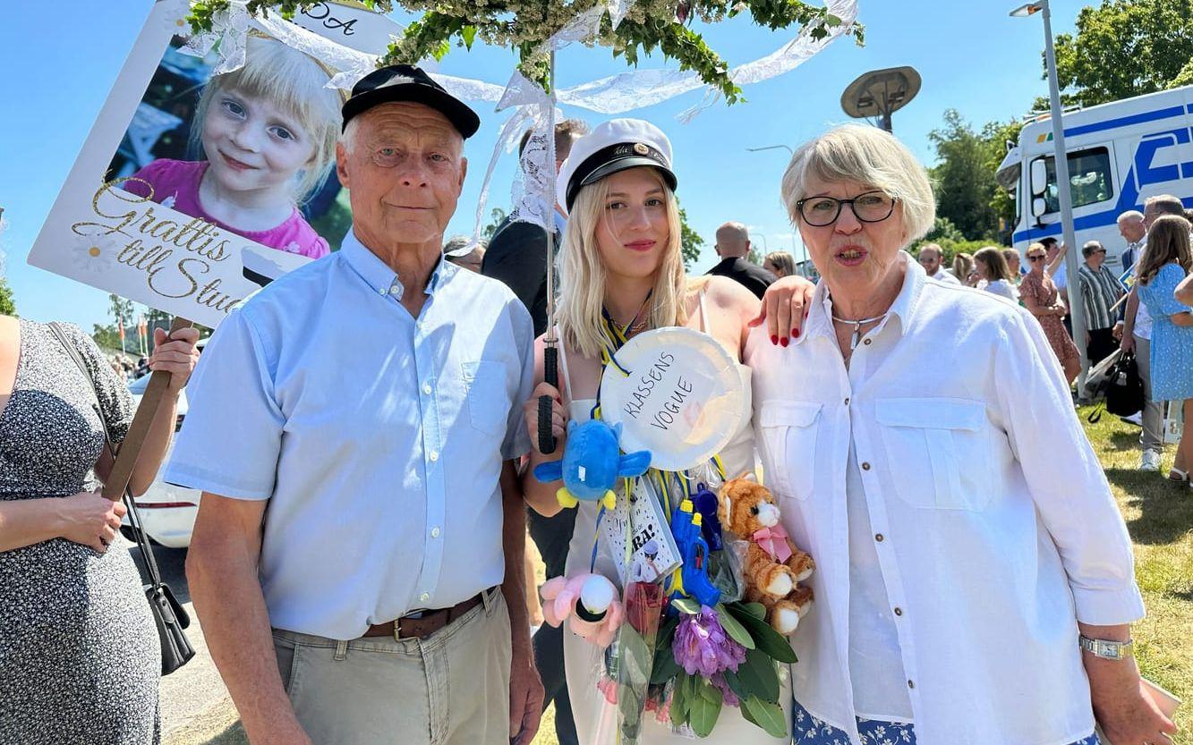 Hohnny Hansson med barnbarn Ida Bergman från EK20A. Ida har utmärkelsen ”Skönaste klassen på hela MG”. Bredvid står farmor Kajsa Hansson.
