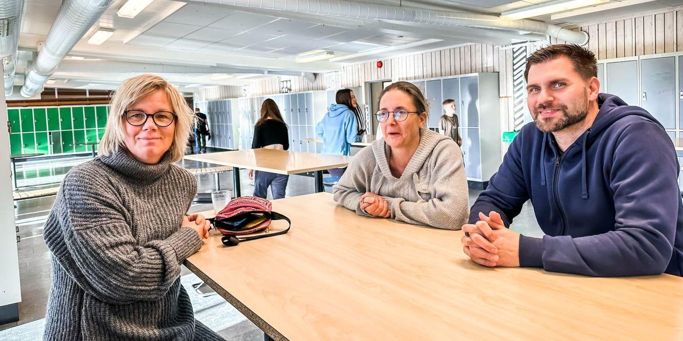 Uppehållsrum och kapprum på Ängskolan i Skene. ”Här hänger vi mycket”. Från vänster Anette Johnsson, Marie Hårsmar och Joakim Olausson, elevkoordinatorer.